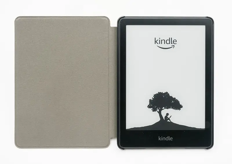 Une liseuse Kindle Paperwhite de 2023, la gamme qui a fait d'Amazon le roi du livre numérique.