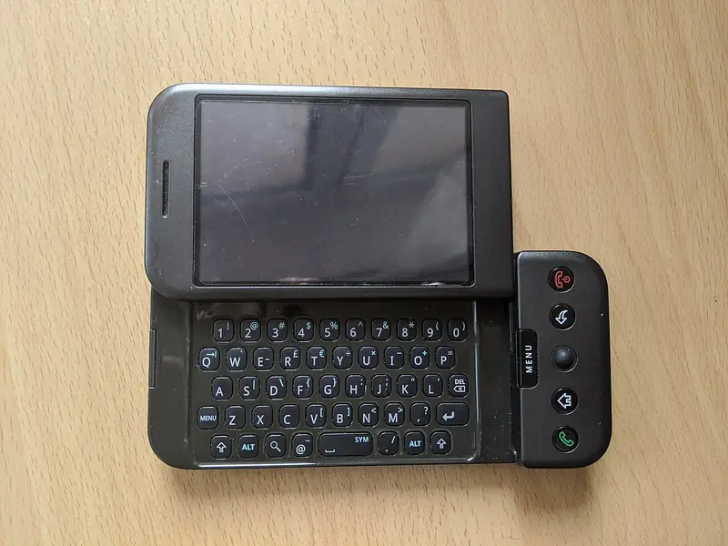 Le HTC Dream, vendu aux développeurs sous le nom d'Android Dev Phone 1 : le tout premier téléphone Android, sorti en 2008, avec son clavier coulissant.