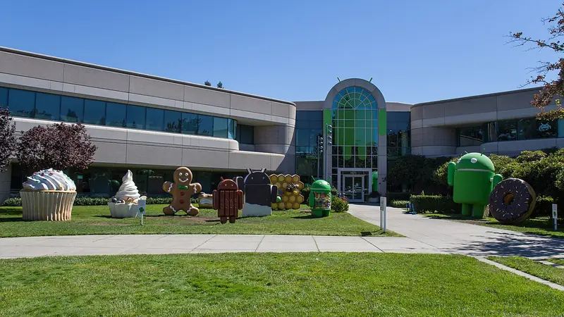 Les statues des versions d'Android (Cupcake, Donut, KitKat...) sur la pelouse du campus de Google à Mountain View, photographiées en 2013.