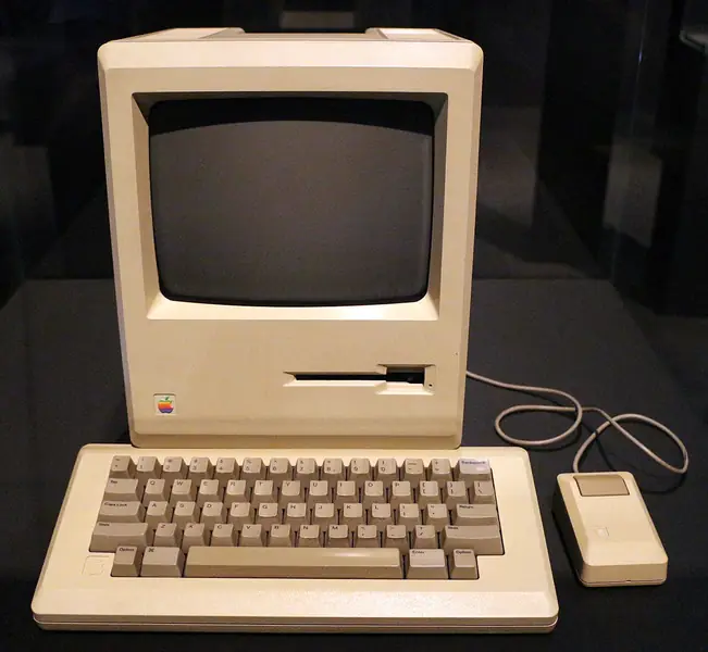 Un Macintosh 128K de 1984, le premier Mac, exposé à Milan : l'ordinateur qui a fait entrer Apple dans l'ère de l'interface graphique.