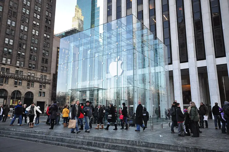 Le cube de verre de l'Apple Store de la Cinquième Avenue, à New York, fin 2010 : la vitrine des boutiques Apple.