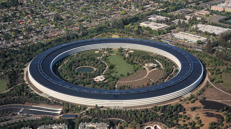 Vue aérienne d'Apple Park, le siège en anneau d'Apple à Cupertino, en avril 2018, un an après l'arrivée des premiers employés.