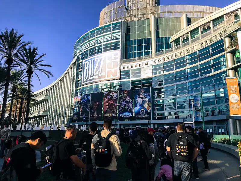La foule devant le centre des congrès d'Anaheim pour la BlizzCon 2017.