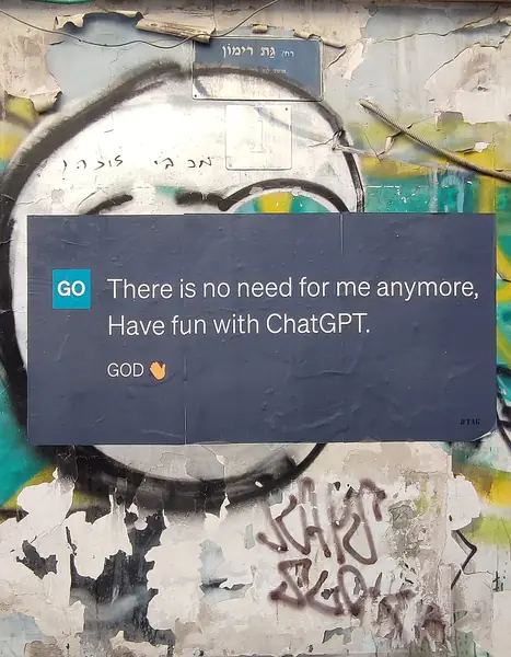 Une affiche de street art à Tel Aviv en 2023 où « Dieu » annonce qu'on n'a plus besoin de lui : « amusez-vous bien avec ChatGPT ».