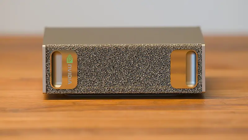 Un Nvidia DGX Spark, petit ordinateur conçu pour faire tourner des modèles d'IA, photographié en 2026 : le matériel derrière l'IA générative.