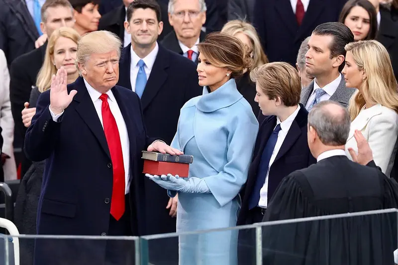 Donald Trump prête serment comme président des États-Unis devant le Capitole, le 20 janvier 2017, aux côtés de Melania Trump.