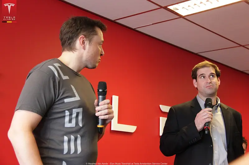 Elon Musk répond aux propriétaires de Tesla lors d'une rencontre au centre Tesla d'Amsterdam, en janvier 2014.