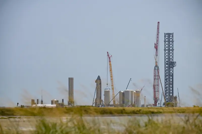 La base de SpaceX à Boca Chica, au Texas, en septembre 2021 : le premier étage Super Heavy, le Starship SN20 et la tour de lancement « Mechzilla ».