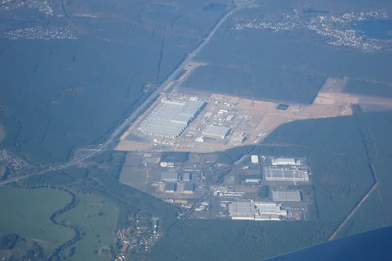 La Gigafactory de Tesla près de Berlin vue d'avion en octobre 2021, quelques mois avant son ouverture.