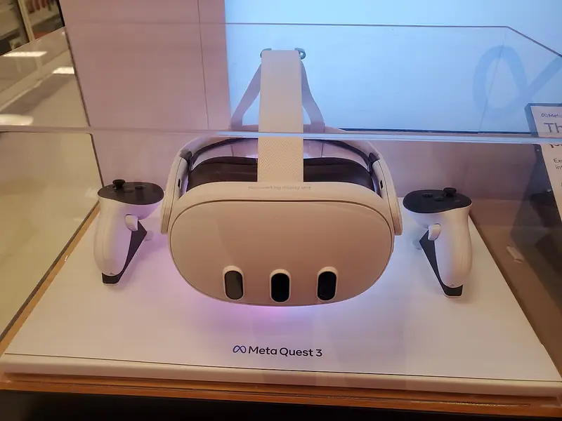 Un Meta Quest 3 en démonstration dans un magasin en 2023, le casque de réalité mixte au cœur du pari métavers de Meta.