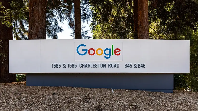 Le panneau Google à l'entrée du siège de Mountain View, sur Charleston Road, en 2022.