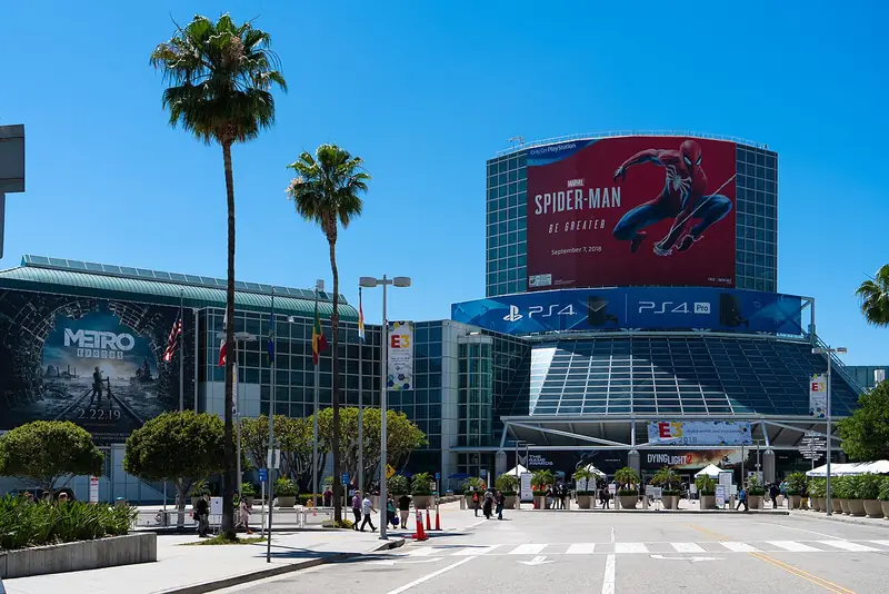 L'entrée du Los Angeles Convention Center pendant l'E3 2018, couverte d'affiches de Spider-Man et de Metro Exodus.