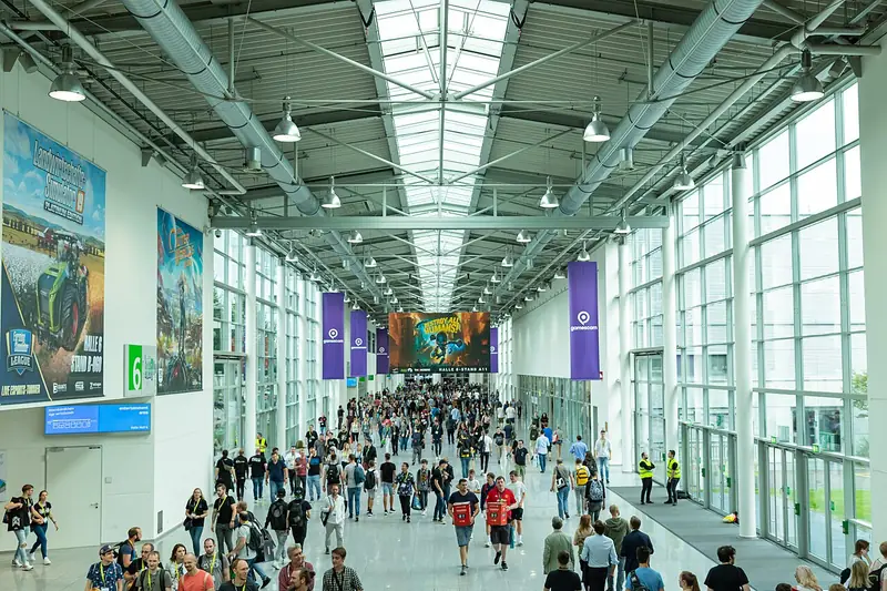 La foule dans les allées de la Koelnmesse pendant la Gamescom 2019, à Cologne, le salon qui a pris la relève de l'E3.
