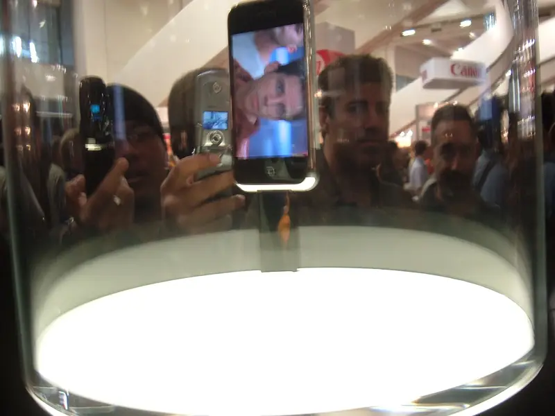 Le premier iPhone présenté au public sous une cloche de verre au Macworld de San Francisco, le 9 janvier 2007, jour de son annonce par Steve Jobs.