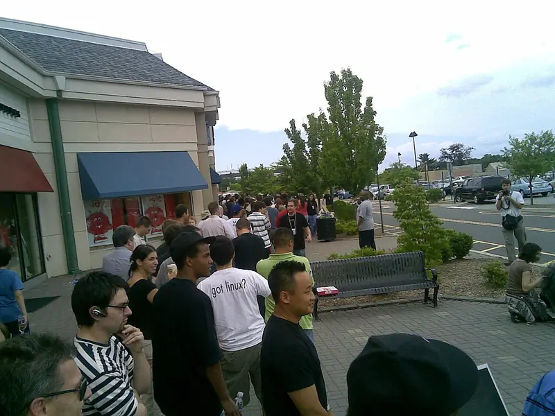 La file d'attente devant un magasin le 29 juin 2007, jour de la sortie du premier iPhone aux États-Unis.
