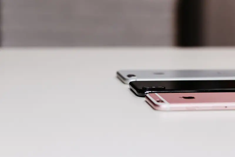 Un iPhone 6s, un iPhone 8 Plus et un iPhone X empilés, en 2017, l'année où l'iPhone X abandonne le bouton principal.