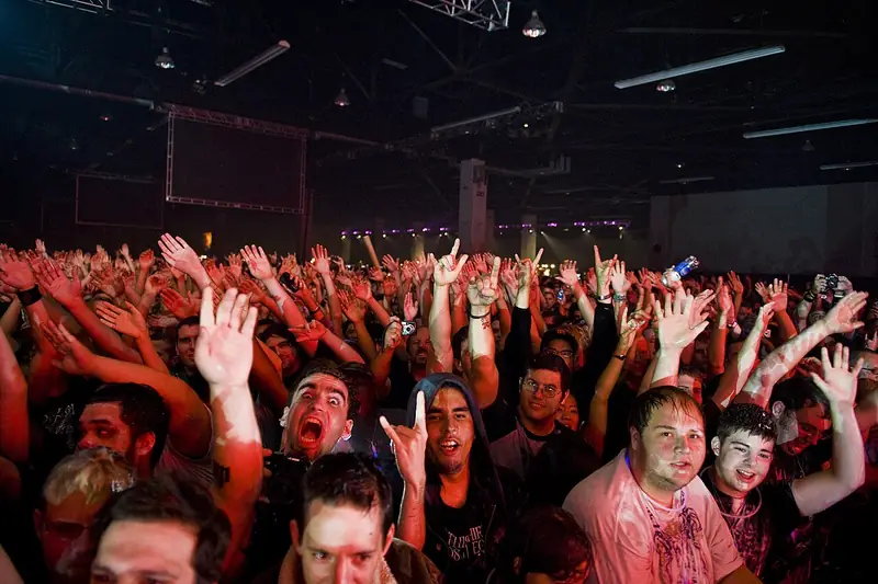 Le public de la BlizzCon 2009, bras levés devant la scène.
