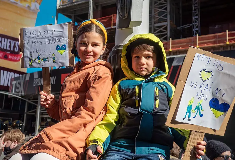 Enfants brandissant des pancartes de soutien à l'Ukraine à Times Square, à New York, le 26 février 2022, deux jours après le début de l'invasion.