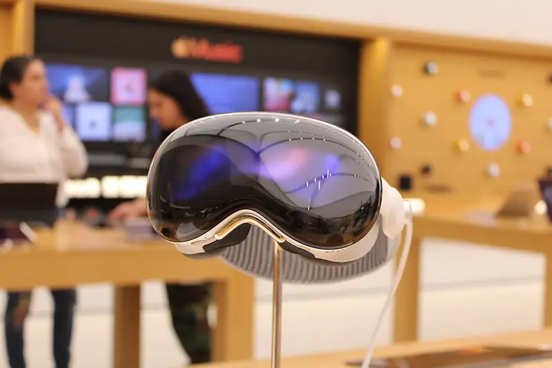 L'Apple Vision Pro, le casque de « spatial computing » d'Apple, en février 2024, juste après sa sortie aux États-Unis.
