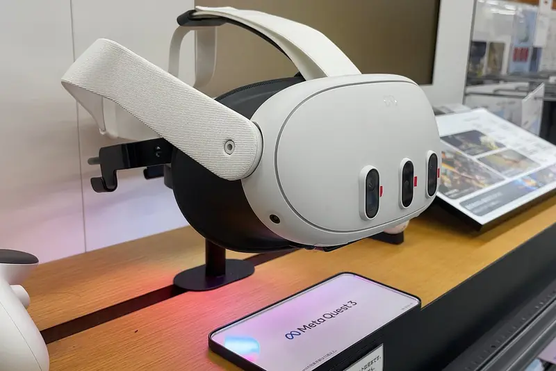 Le Meta Quest 3 en démonstration dans un magasin d'électronique japonais en novembre 2023, peu après sa sortie.