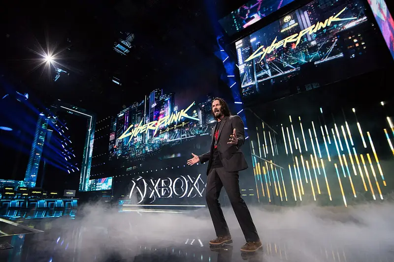 Keanu Reeves sur la scène de l'E3 2019, où il révèle la date de sortie de Cyberpunk 2077 et son rôle de Johnny Silverhand.