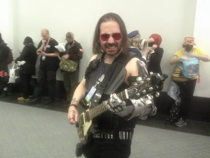 Un cosplayeur en Johnny Silverhand à Anime Boston en 2026 : des années après sa sortie ratée, le jeu a retrouvé son public.