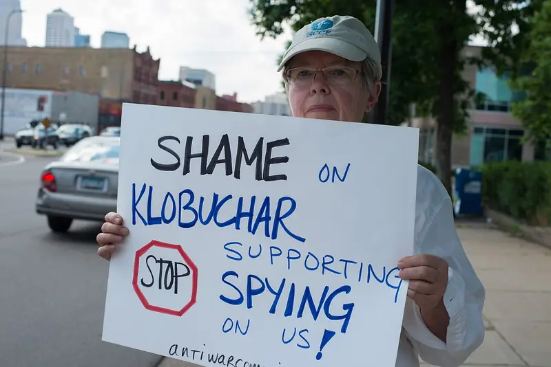 Une manifestante à Minneapolis en juin 2013 dénonce l'espionnage de la NSA, quelques jours après les premières révélations sur PRISM.