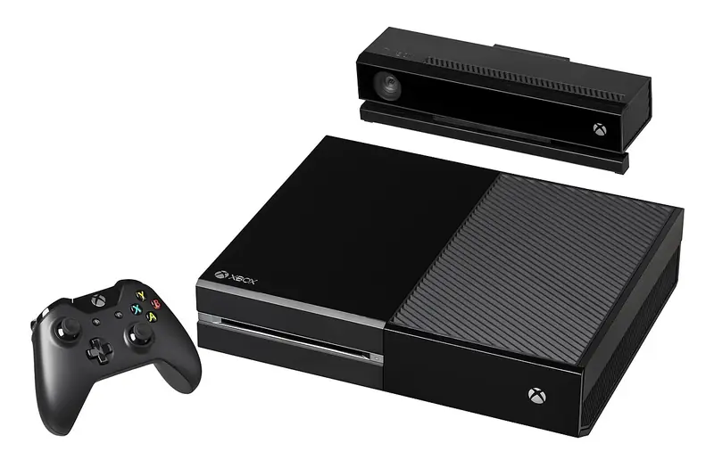 La Xbox One avec sa manette et la caméra Kinect, telle que Microsoft l'a lancée en 2013.