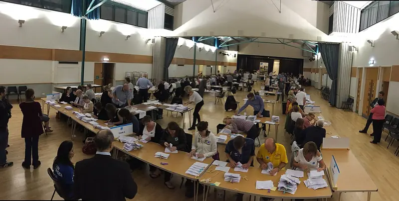 Dépouillement du référendum sur le Brexit à Borehamwood dans la nuit du 23 au 24 juin 2016.