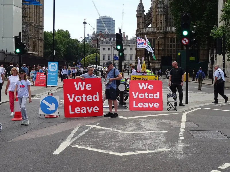 Pancartes « We Voted Leave » devant le Parlement à Westminster le 24 juillet 2019, en pleine impasse sur l'accord de sortie.