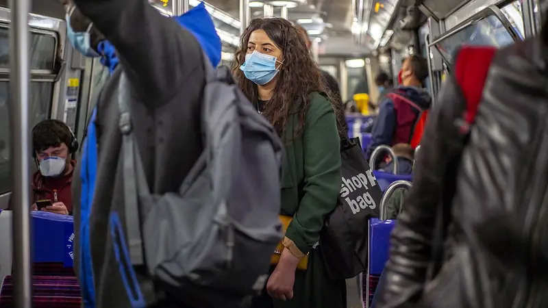 Voyageurs masqués dans une rame de la ligne 13 du métro parisien le 12 mai 2020, au lendemain du premier déconfinement.