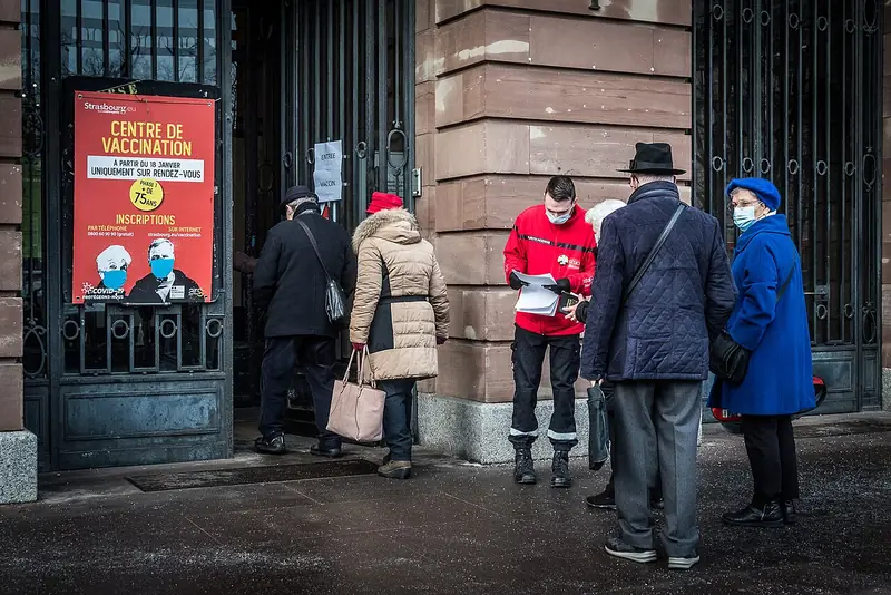 File d'attente devant un centre de vaccination contre le Covid à Strasbourg le 18 janvier 2021, aux débuts de la campagne vaccinale.
