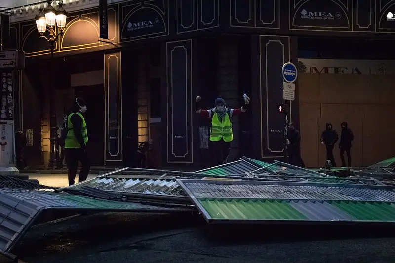 Barricade dans le quartier de l'Opéra lors de l'« acte 4 » des gilets jaunes, le 8 décembre 2018 : la crise à laquelle le grand débat devait répondre.