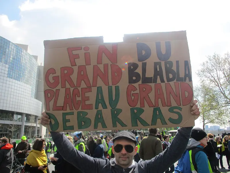 Pancarte « Fin du grand blabla, place au grand débarras » dans une manifestation de gilets jaunes à Paris le 13 avril 2019, à la clôture du grand débat.