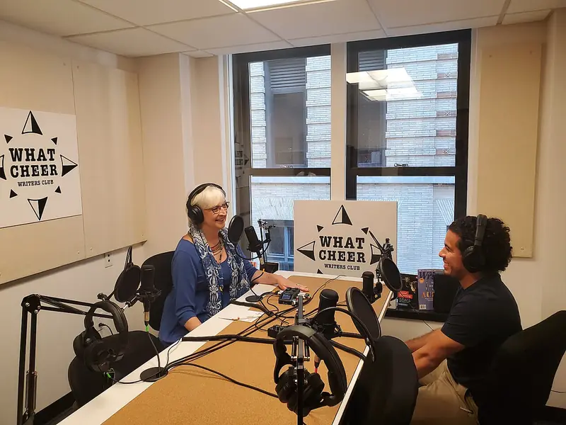Un studio de podcast installé dans un club d'écrivains de Providence, aux États-Unis, en 2019 : micros, casques et table d'enregistrement.