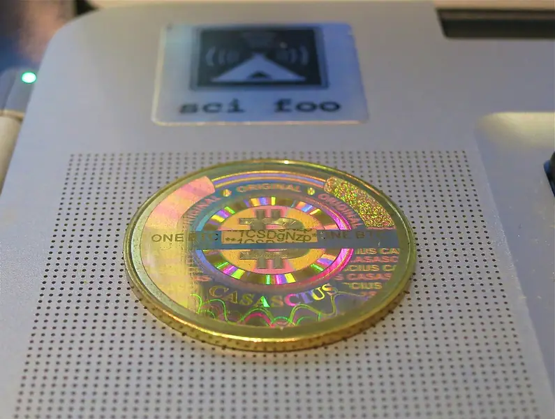 Une pièce Casascius, un bitcoin « physique » qui cache sa clé privée sous un hologramme, photographiée en 2013.