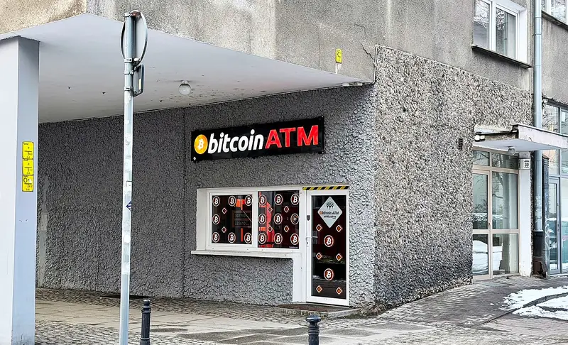 Un distributeur de bitcoins dans une rue de Wrocław, en Pologne, en janvier 2026.