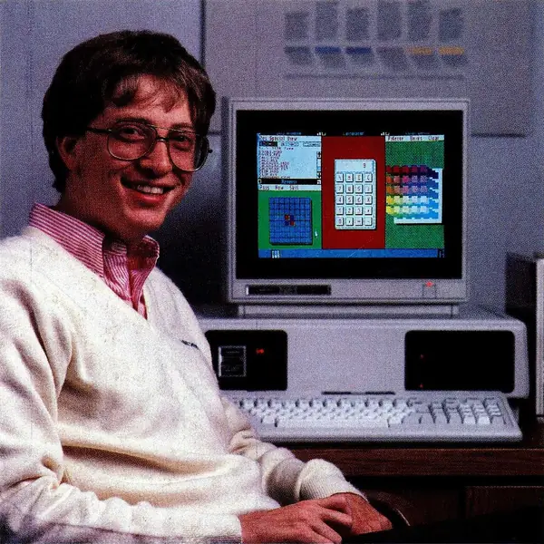 Bill Gates devant un Tandy 2000 qui fait tourner une version de développement de Windows 1.0, dans une publicité de 1984.
