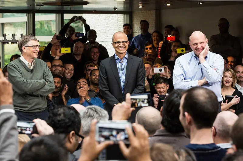 Bill Gates, Satya Nadella et Steve Ballmer, les trois patrons successifs de Microsoft, le jour où Nadella prend la direction en février 2014.