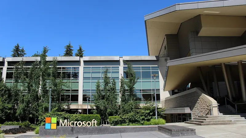 Le bâtiment 92 du campus de Microsoft à Redmond, près de Seattle, avec le logo de l'entreprise devant l'entrée, en 2016.