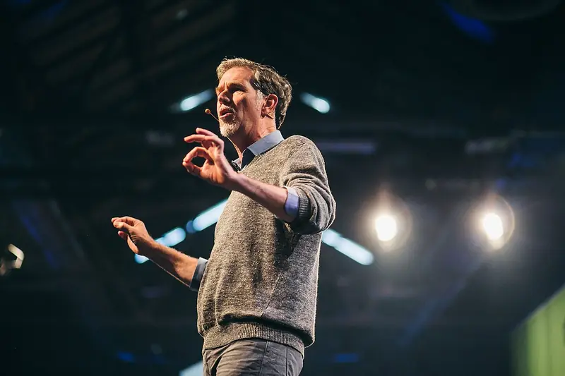 Reed Hastings, cofondateur et patron de Netflix, sur scène à la Media Convention de Berlin en mai 2015.