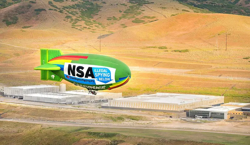 Un dirigeable de l'EFF et de Greenpeace survole le centre de données de la NSA dans l'Utah en juin 2014 pour protester contre l'espionnage de masse.