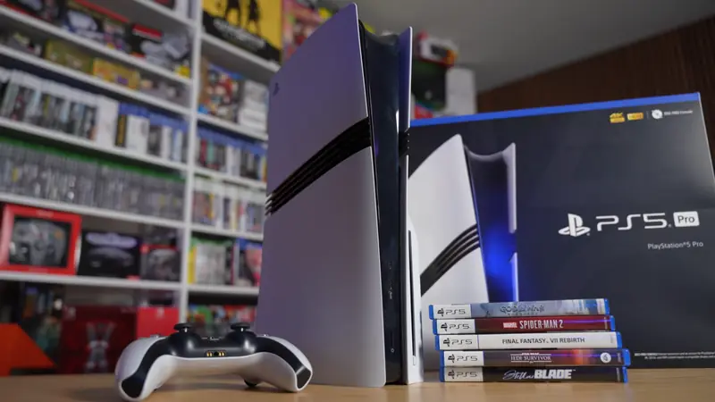 La PS5 Pro à côté de son carton et d'une manette DualSense, à sa sortie en novembre 2024.