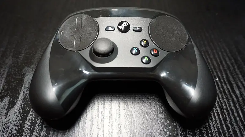 La Steam Controller de Valve, sortie en 2015 avec ses deux pavés tactiles à la place des sticks.