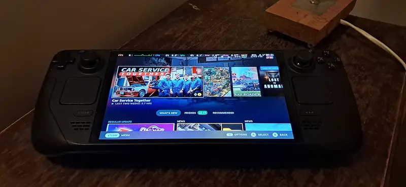 Un Steam Deck OLED affichant l'accueil de Steam : la console portable de Valve lancée en 2022.