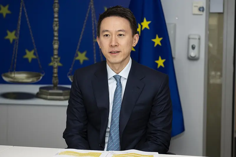 Shou Zi Chew, patron de TikTok, lors d'une réunion à la Commission européenne en novembre 2023, alors que Bruxelles surveille l'application au titre du DSA.
