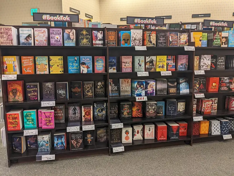 Le rayon « BookTok » d'une librairie Barnes & Noble de Los Angeles en 2022 : les livres rendus populaires par les vidéos TikTok.