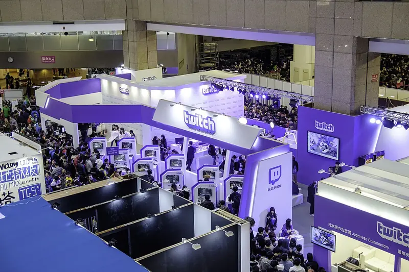 Le stand Twitch vu d'en haut au Taipei Game Show 2017, entouré de visiteurs.