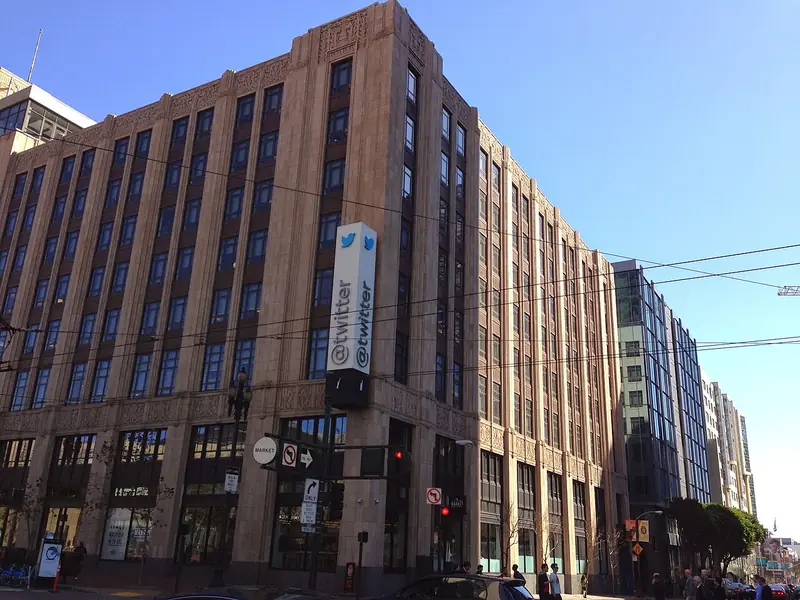 Le même siège de Market Street en 2015, quand l'oiseau bleu de Twitter s'affichait encore sur la façade.
