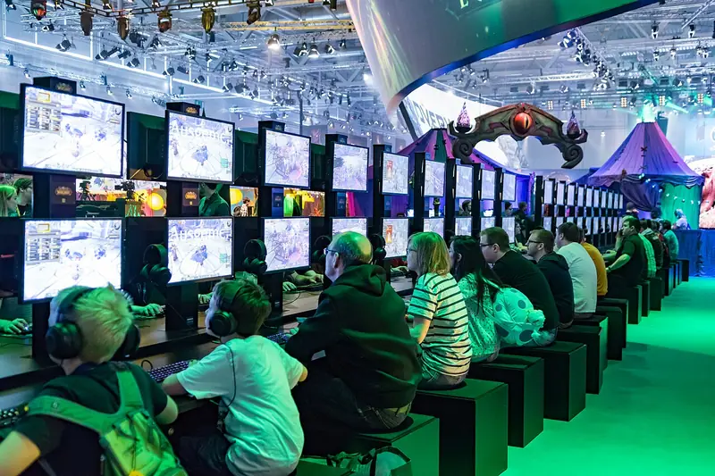 Des joueurs sur les postes de démonstration de World of Warcraft: Legion à la Gamescom 2017.